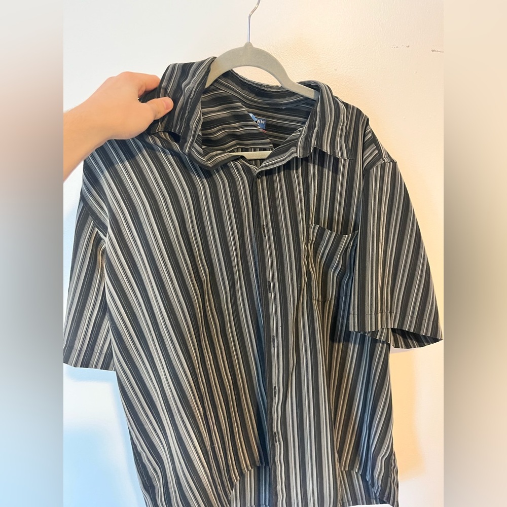 COMFORTABLE STRIPPED BUTTON UP SIZE: XL